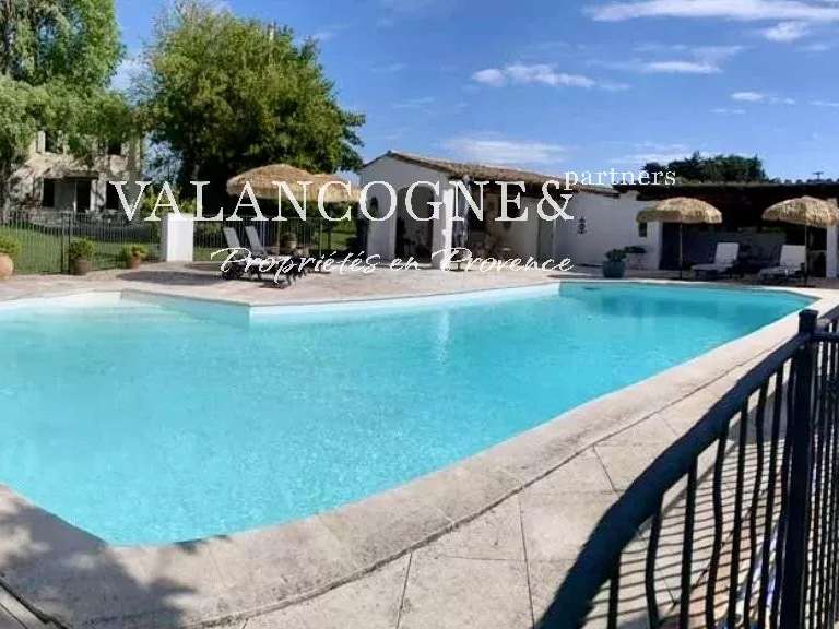 Maison Raphele-les-arles - 5 chambres - 180m²