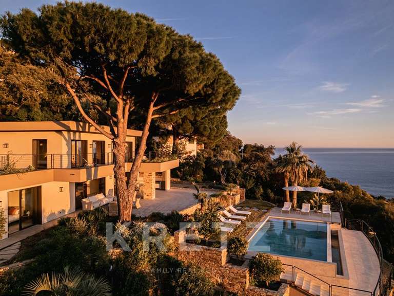 House Rayol-Canadel-sur-Mer - 6 bedrooms - 400m²