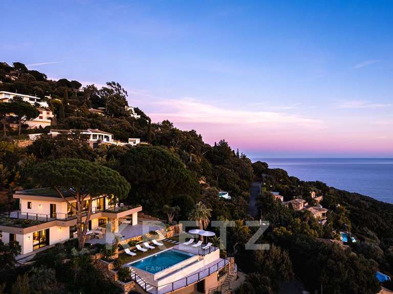 House Rayol-Canadel-sur-Mer - 6 bedrooms - 400m²