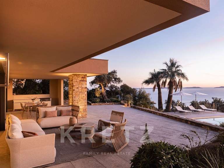 House Rayol-Canadel-sur-Mer - 6 bedrooms - 400m²