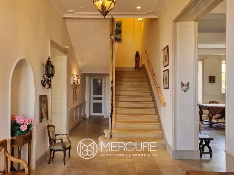 Propriété Renaison - 12 chambres - 630m²