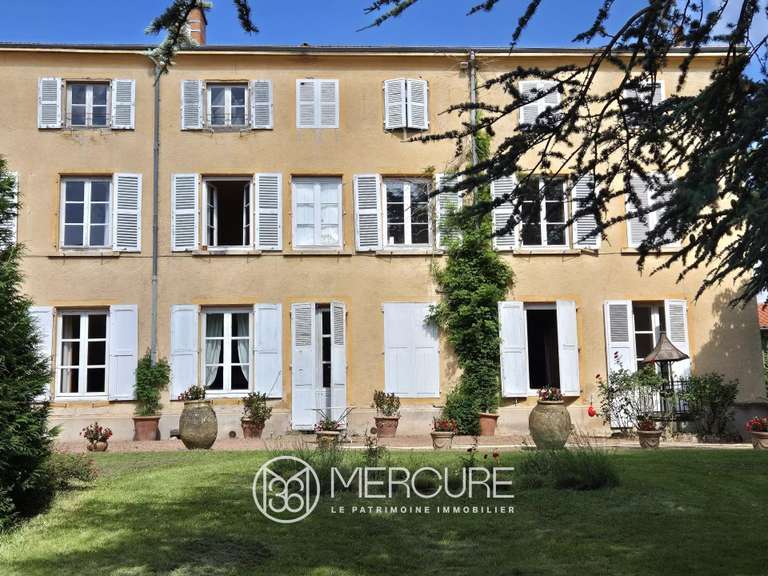 Propriété Renaison - 12 chambres - 630m²