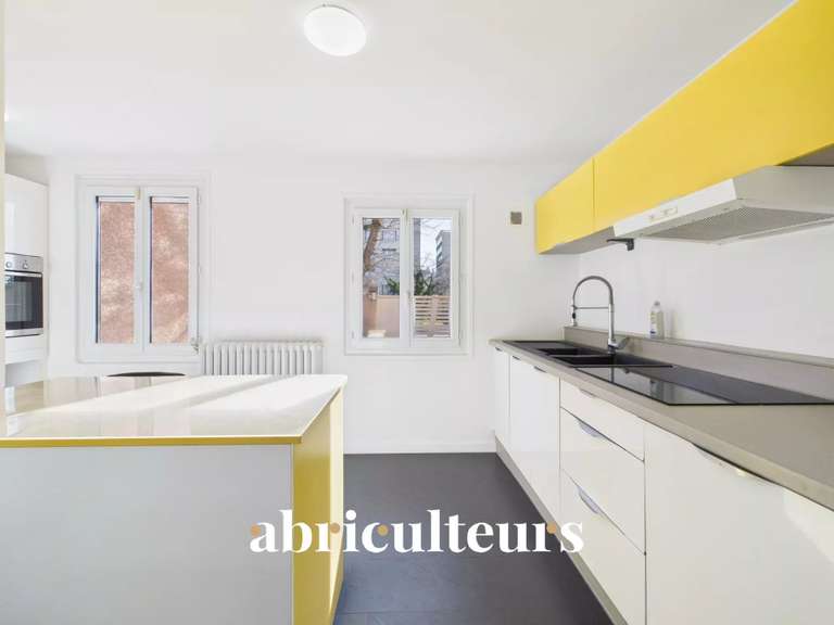 Maison Rillieux-la-Pape - 5 chambres - 196m²