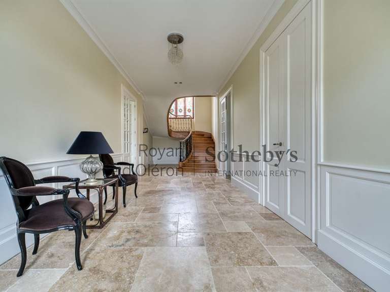 Castle Rochefort - 6 bedrooms - 600m²