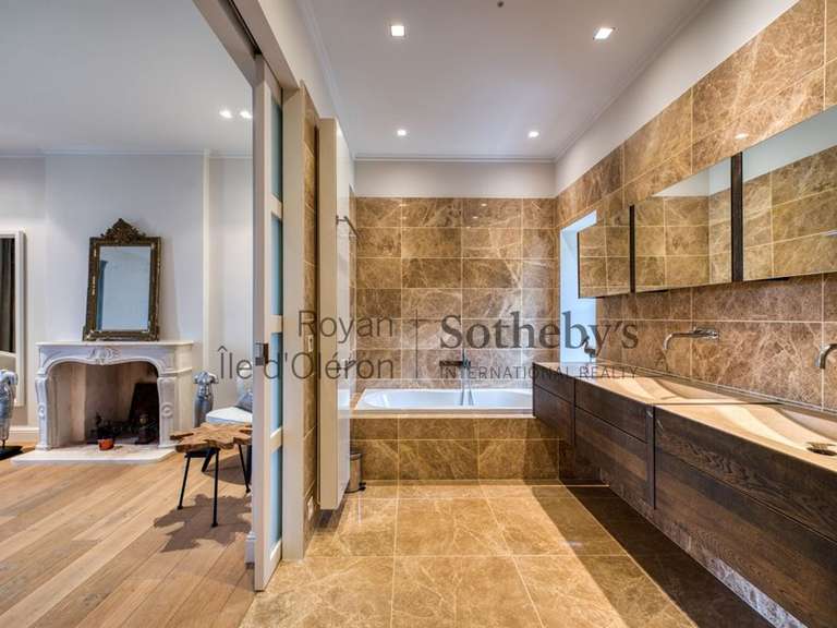 Castle Rochefort - 6 bedrooms - 600m²