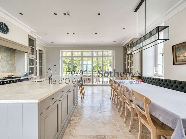 Castle Rochefort - 6 bedrooms - 600m²