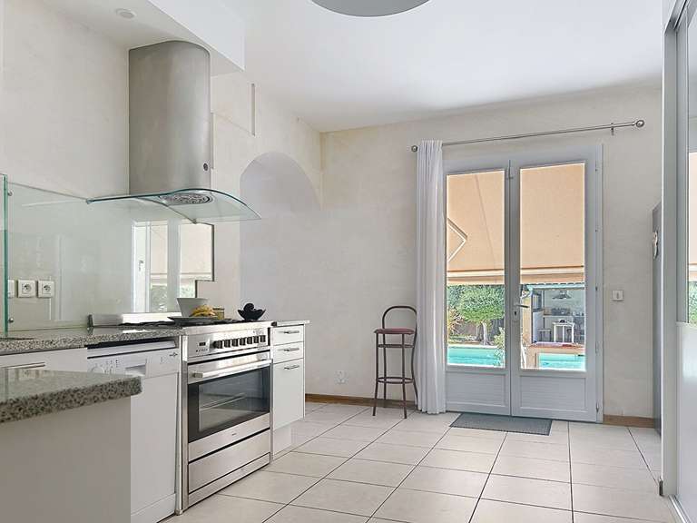 Maison Rochefort-du-Gard - 5 chambres - 300m²