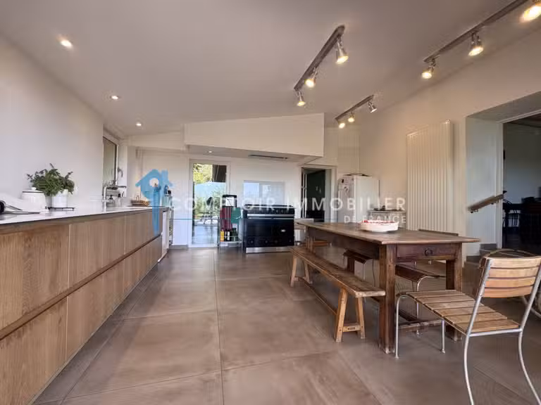 Maison Romans-sur-Isère - 3 chambres - 195m²