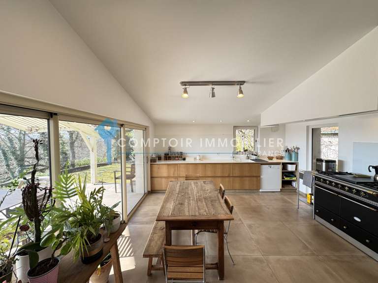 Maison Romans-sur-Isère - 3 chambres - 195m²