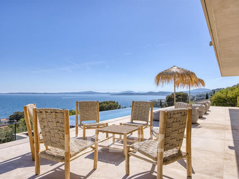 Maison Roquebrune-sur-Argens - 5 chambres - 341m²