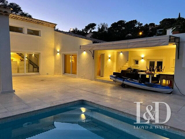 House Roquebrune-sur-Argens - 5 bedrooms - 240m²