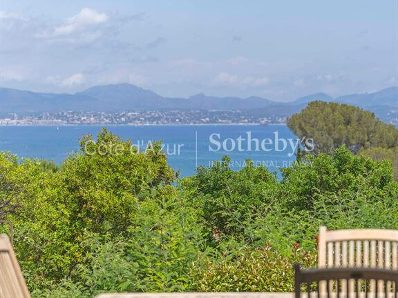 House Roquebrune-sur-Argens - 4 bedrooms - 180m²