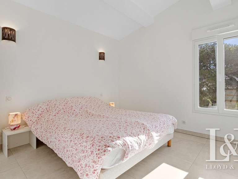 House Roquebrune-sur-Argens - 5 bedrooms - 240m²