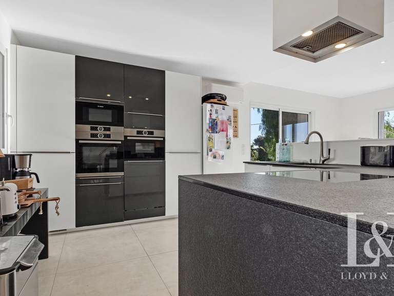 House Roquebrune-sur-Argens - 5 bedrooms - 240m²