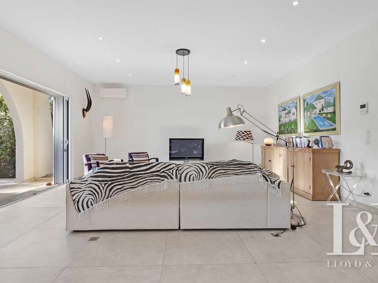 House Roquebrune-sur-Argens - 5 bedrooms - 240m²