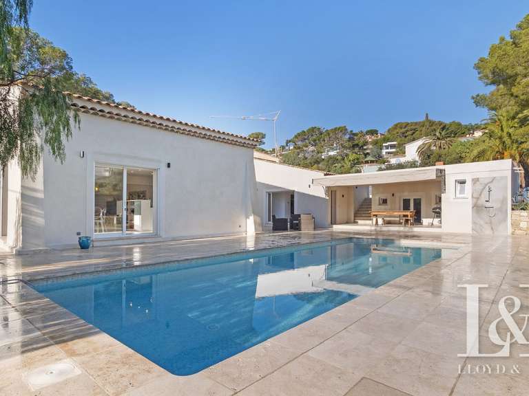 House Roquebrune-sur-Argens - 5 bedrooms - 240m²