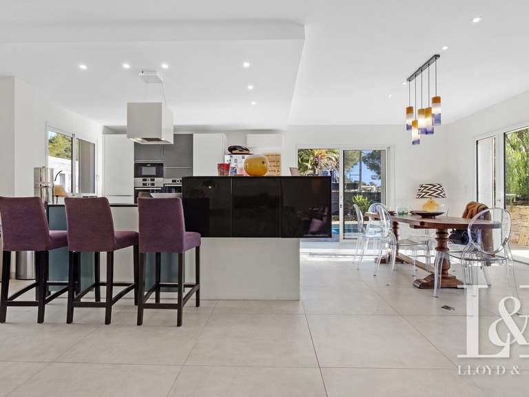 House Roquebrune-sur-Argens - 5 bedrooms - 240m²
