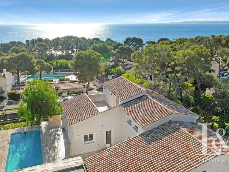 House Roquebrune-sur-Argens - 5 bedrooms - 240m²