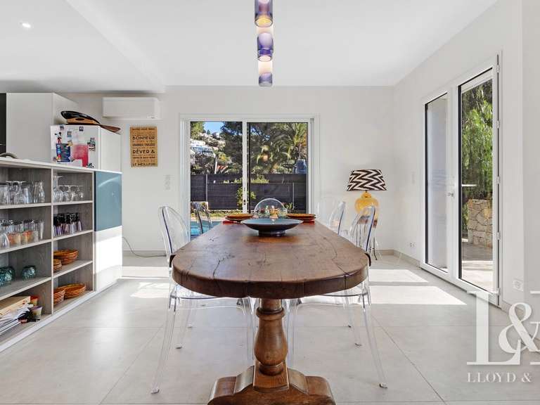 House Roquebrune-sur-Argens - 5 bedrooms - 240m²
