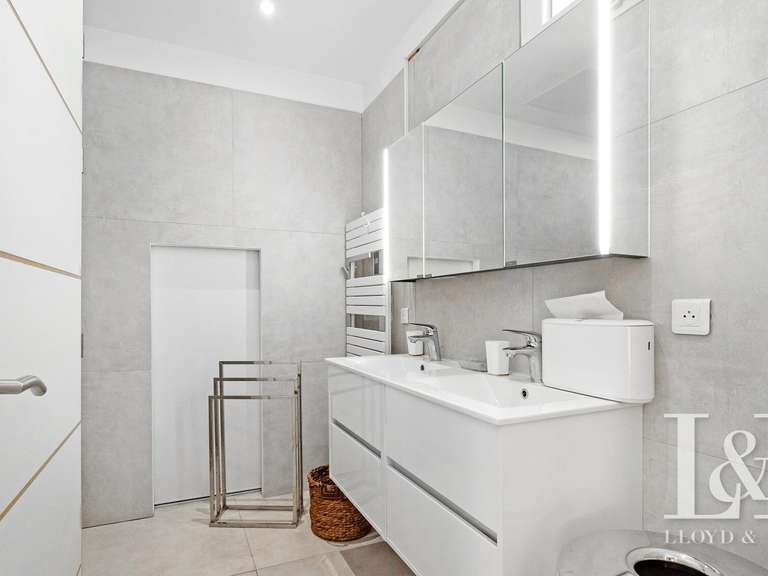 House Roquebrune-sur-Argens - 5 bedrooms - 240m²