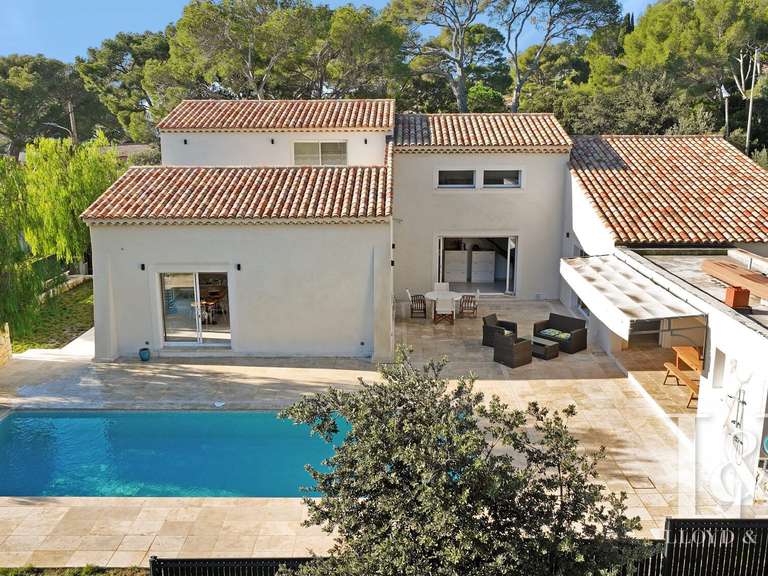 House Roquebrune-sur-Argens - 5 bedrooms - 240m²