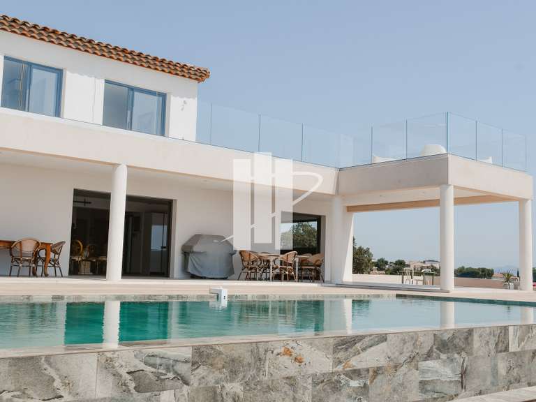Maison Roquebrune-sur-Argens - 4 chambres - 280m²