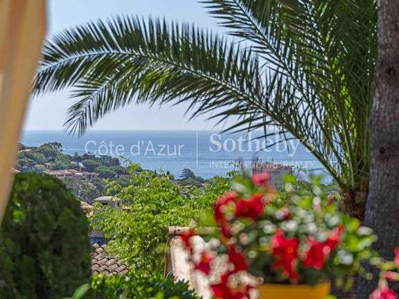 House Roquebrune-sur-Argens - 4 bedrooms - 145m²