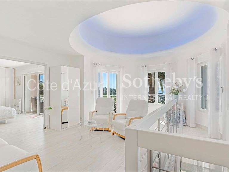 House Roquebrune-sur-Argens - 4 bedrooms - 145m²