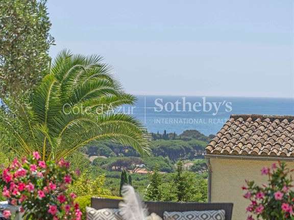 House Roquebrune-sur-Argens - 4 bedrooms - 145m²