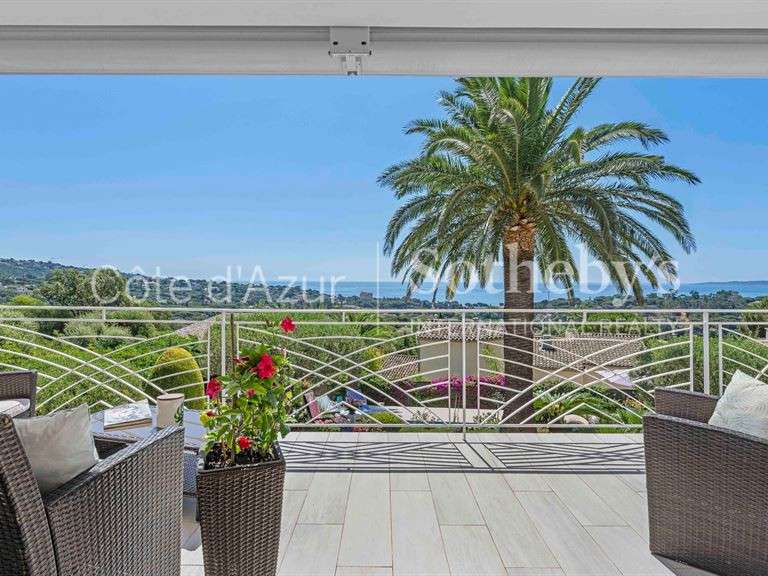 House Roquebrune-sur-Argens - 4 bedrooms - 145m²