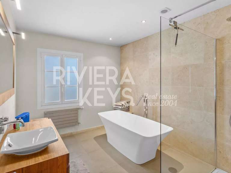 House Roquebrune-sur-Argens - 4 bedrooms - 181m²