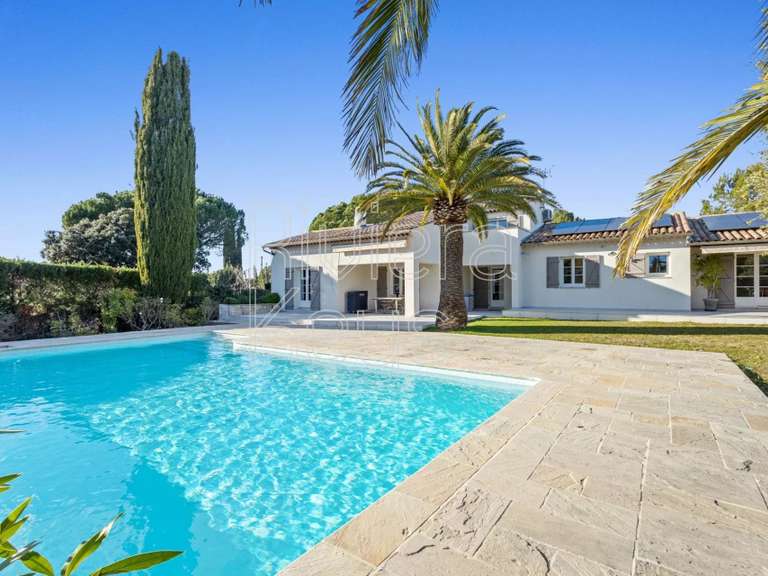 Maison Roquebrune-sur-Argens - 4 chambres - 181m²