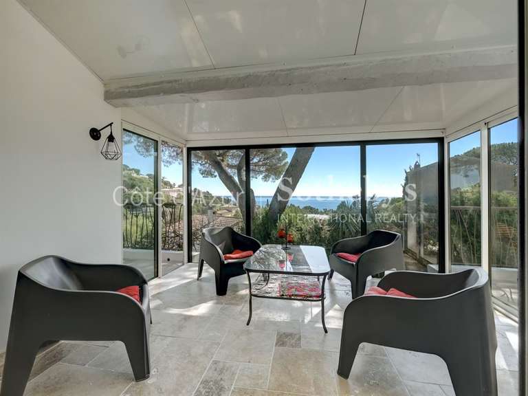 Maison Roquebrune-sur-Argens - 4 chambres - 183m²