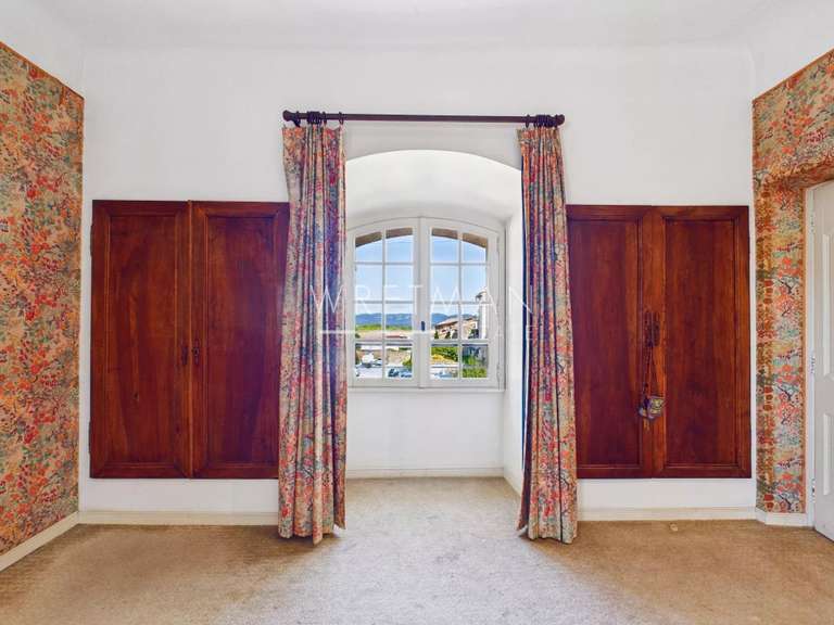 Maison Roquebrune-sur-Argens - 5 chambres - 244m²