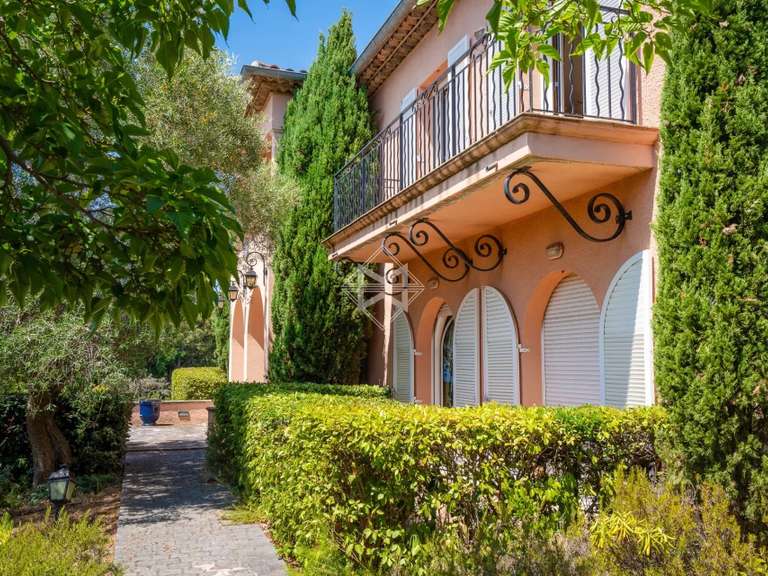 Maison Roquebrune-sur-Argens - 10 chambres - 775m²