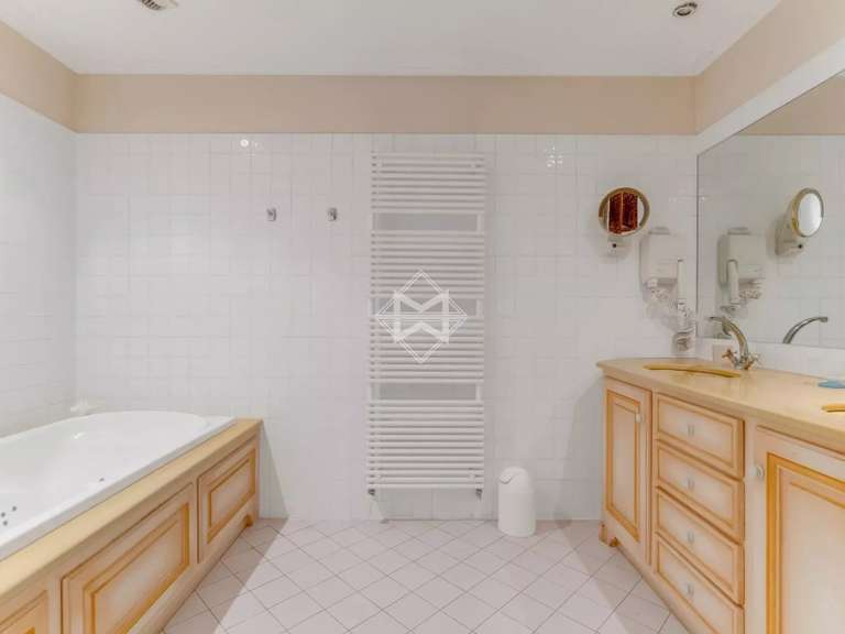 Maison Roquebrune-sur-Argens - 10 chambres - 775m²