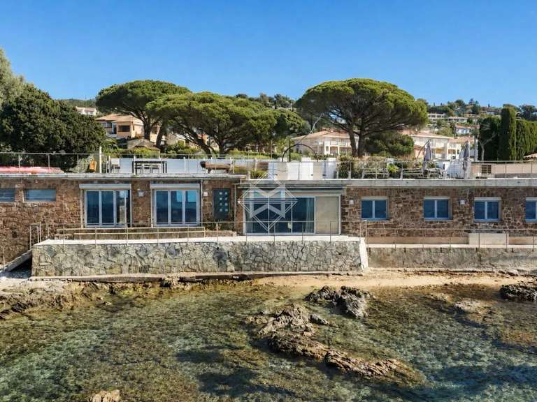 Maison Roquebrune-sur-Argens - 4 chambres - 142m²