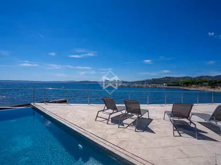 Maison Roquebrune-sur-Argens - 4 chambres - 142m²