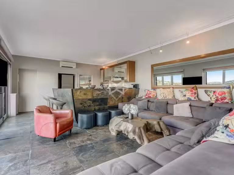 Maison Roquebrune-sur-Argens - 4 chambres - 142m²