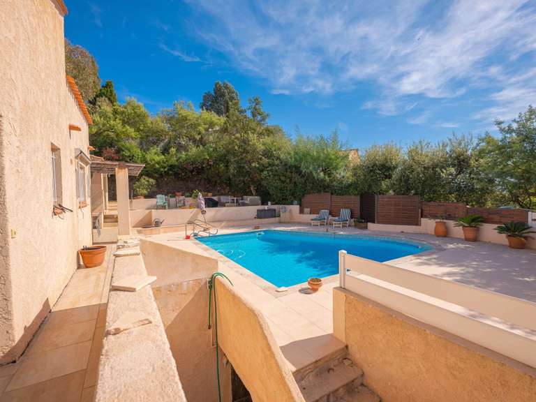 Maison Roquebrune-sur-Argens - 4 chambres - 170m²