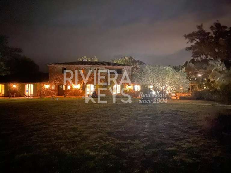 Propriété Roquebrune-sur-Argens - 9 chambres - 525m²