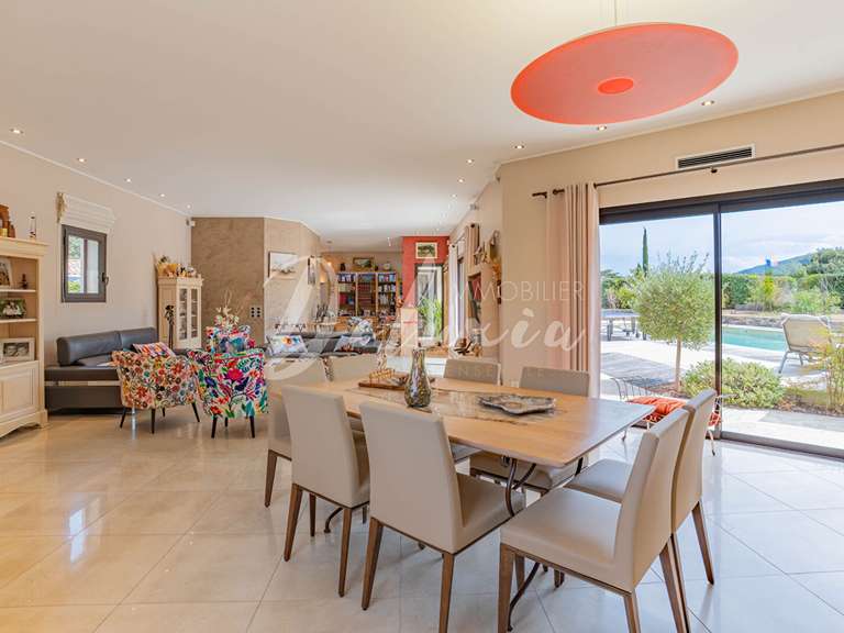 Villa Roquebrune-sur-Argens - 3 bedrooms - 228m²