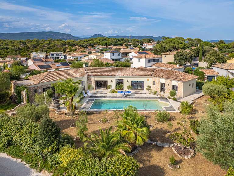 Villa Roquebrune-sur-Argens - 3 bedrooms - 228m²