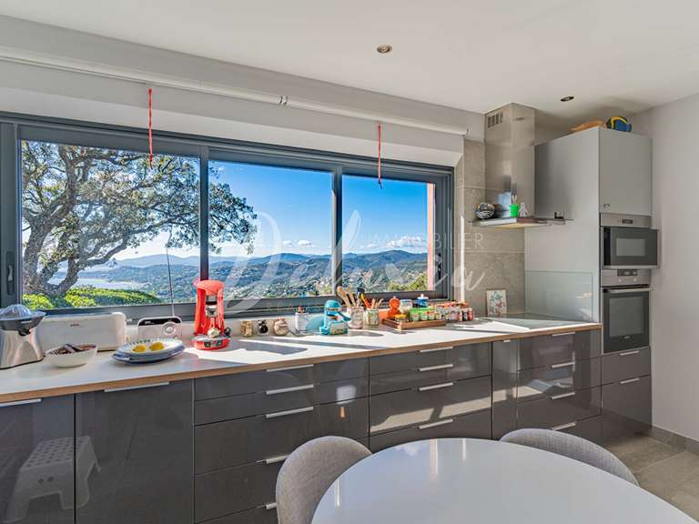 Villa Roquebrune-sur-Argens - 4 bedrooms - 165m²