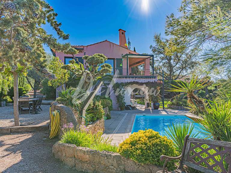 Villa Roquebrune-sur-Argens - 4 bedrooms - 165m²