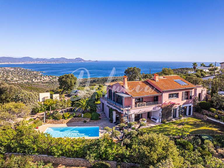 Villa Roquebrune-sur-Argens - 4 bedrooms - 165m²