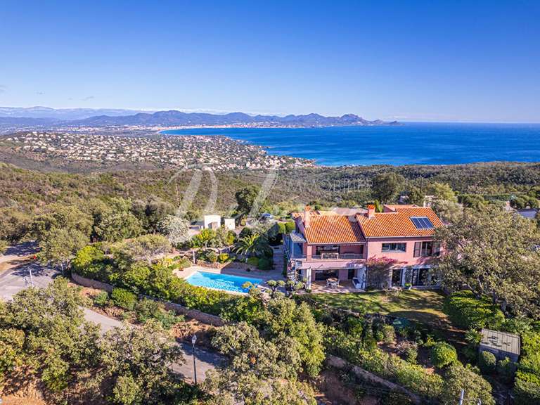 Villa Roquebrune-sur-Argens - 4 bedrooms - 165m²