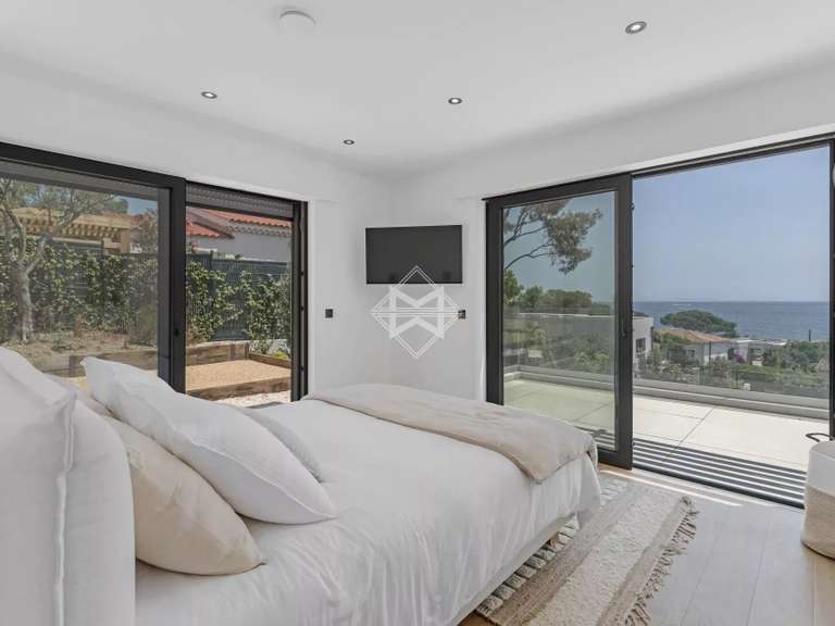 Villa with Sea view Roquebrune-sur-Argens - 4 bedrooms - 247m²