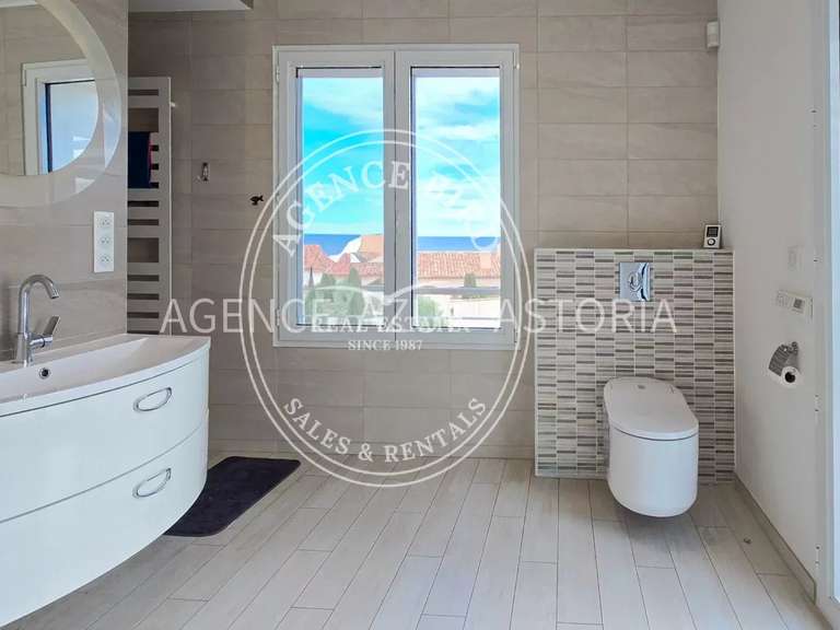 Villa Roquebrune-sur-Argens - 5 bedrooms - 240m²