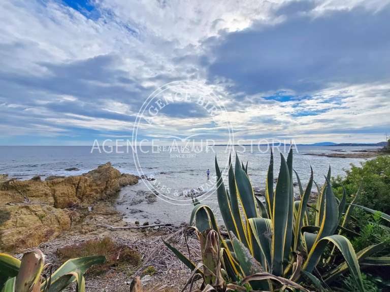 Villa Roquebrune-sur-Argens - 5 bedrooms - 240m²